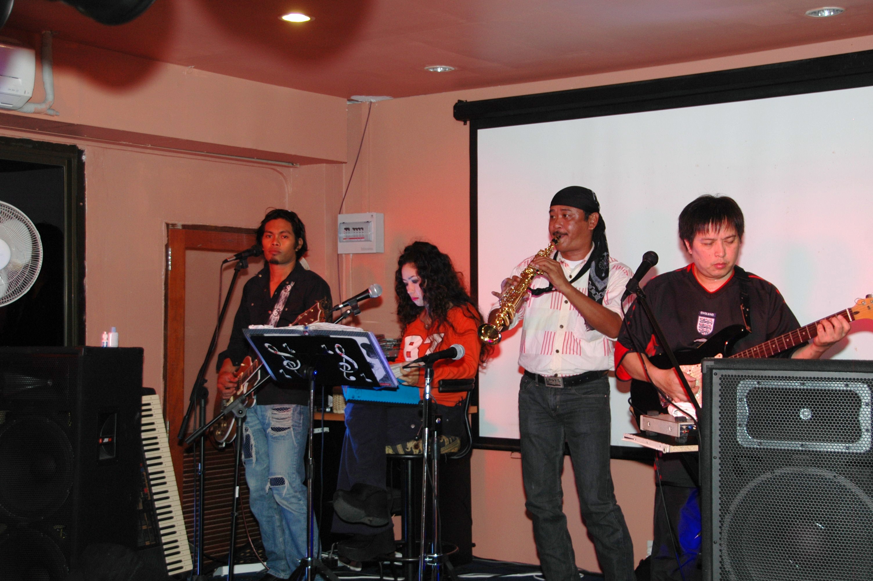 Live music at the Billabong Hotel Pattaya